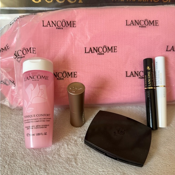 New Lancome Cosmetic Make Up Set & Pink
Cosmetic Bag - Picture 4 of 14